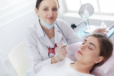 Kırmızı dudaklı genç bir kız kalıcı makyaj, mikro pigmentasyon