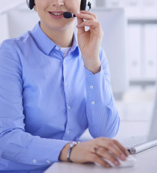 Komoly csinos fiatal nő dolgozik támogató telefon kezelő fülhallgató az irodában — Stock Fotó