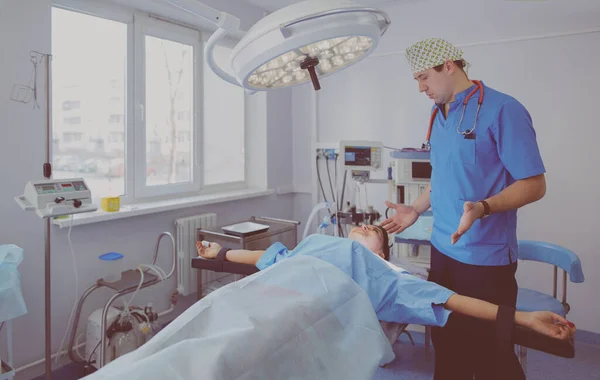 Cirurgião masculino em segundo plano na sala de operação — Fotografia de Stock