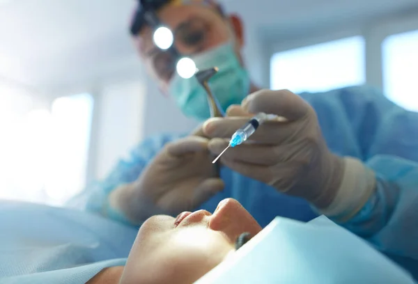 Man chirurg aan het werk in de operatiekamer — Stockfoto