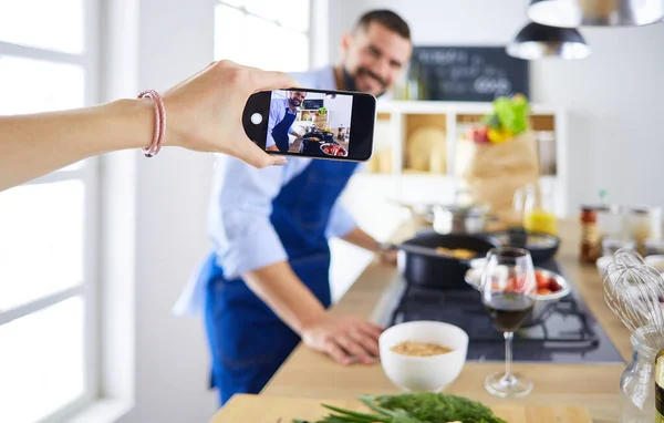 Ritratto di bell'uomo che filma cooking show o blog — Foto Stock