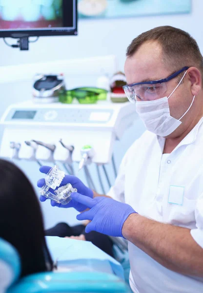 Portret van een tandarts die tanden van jonge vrouw patiënt behandelt — Stockfoto