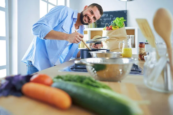 Homem preparando comida deliciosa e saudável na cozinha da casa — Fotografia de Stock