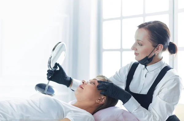 Microblading eyebrows work flow in a beauty salon. — Stock Photo, Image