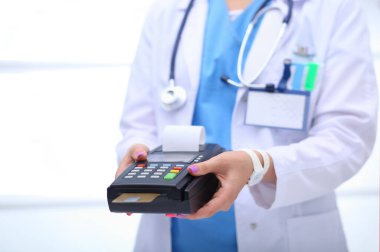 Doktor ödeme terminalini elinde tutuyor. Sağlık hizmetlerinin parasını ödüyorum. Doktor.