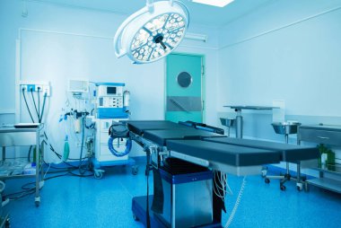 Modern klinikteki ameliyathane.