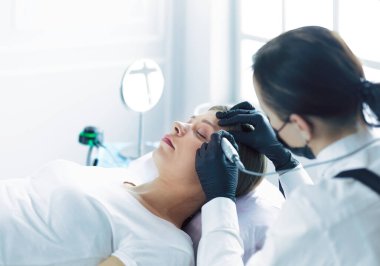 Mikroplu kaşlar güzellik salonunda akıyor..