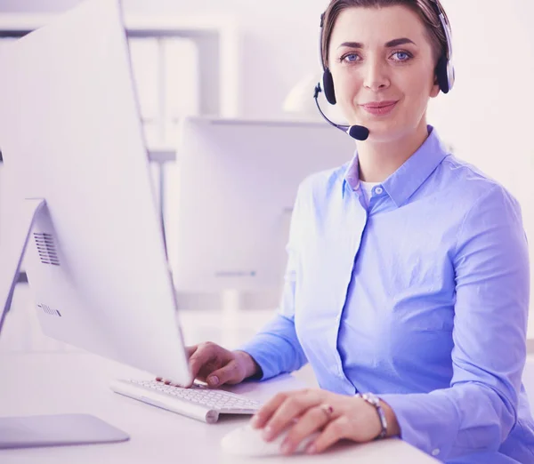 Poważne ładna młoda kobieta pracuje jako operator telefoniczny wsparcia z zestawu słuchawkowego w biurze — Zdjęcie stockowe