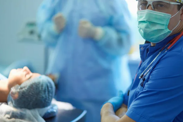 Male surgeon on background in operation room — Stock Photo, Image