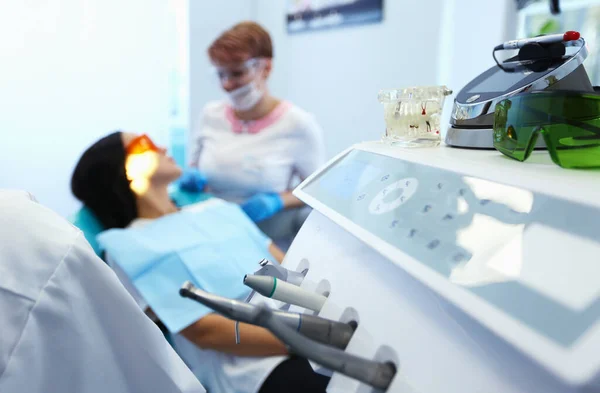 Close-up uitzicht op set van tandarts tools in moderne tandheelkundige kantoor — Stockfoto