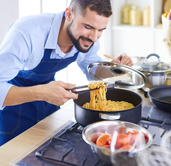 Homem preparando comida deliciosa e saudável na cozinha da casa — Fotografia de Stock