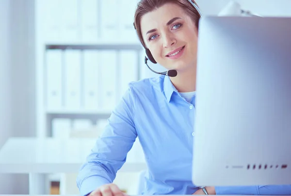 Poważne ładna młoda kobieta pracuje jako operator telefoniczny wsparcia z zestawu słuchawkowego w biurze — Zdjęcie stockowe