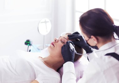 Mikroplu kaşlar güzellik salonunda akıyor..