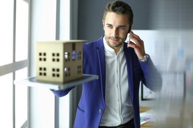 Ev minyatür Office el ayakta tutan işadamı.