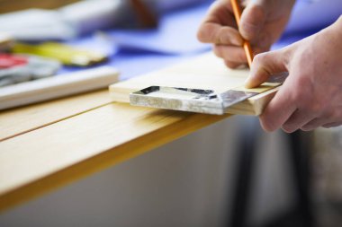 Ofisteki çizim masasında çalışan mimar