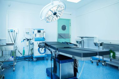 Modern klinikteki ameliyathane.