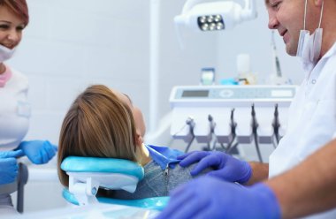 Diş kliniğinde diş aletleri tutmanın ayrıntıları. Dişçi Konsepti