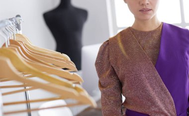 Askıları olan güzel bir stilist.