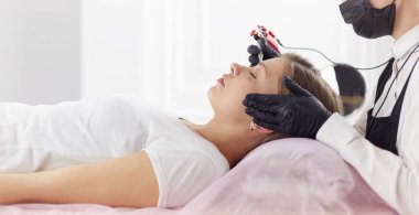 Kalıcı Kalıcı Kaşlara Makyaj Uygulayan Kozmetikçi