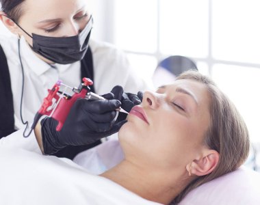 Kalıcı Kalıcı Kaşlara Makyaj Uygulayan Kozmetikçi