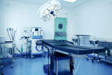 Modern klinikteki ameliyathane.