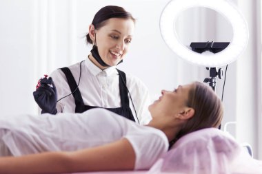 Mikroplu kaşlar güzellik salonunda akıyor..