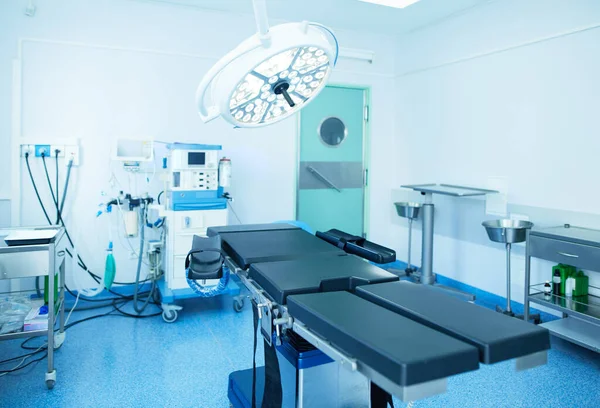 Modern klinikteki ameliyathane.