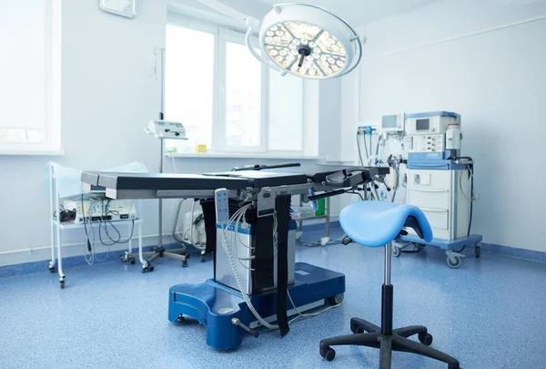 Modern klinikteki ameliyathane.