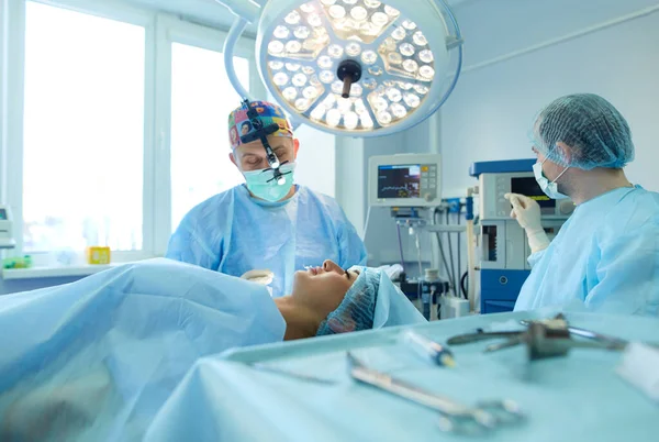 Man surgeon at work in operating room — Stock Photo, Image