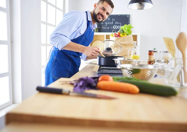 Man preparing delicious and healthy food in the home kitchen — Stock Photo, Image