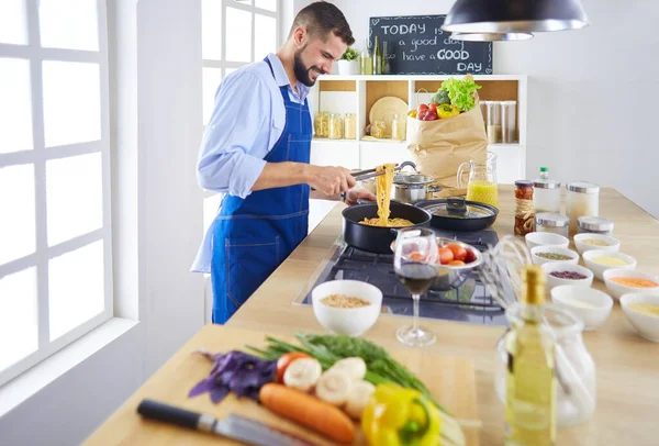 Mann bereitet leckeres und gesundes Essen in der heimischen Küche zu — Stockfoto