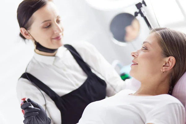 Microblading eyebrows work flow in a beauty salon. — Stock Photo, Image