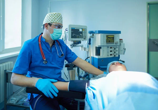 Cirurgião masculino em segundo plano na sala de operação — Fotografia de Stock