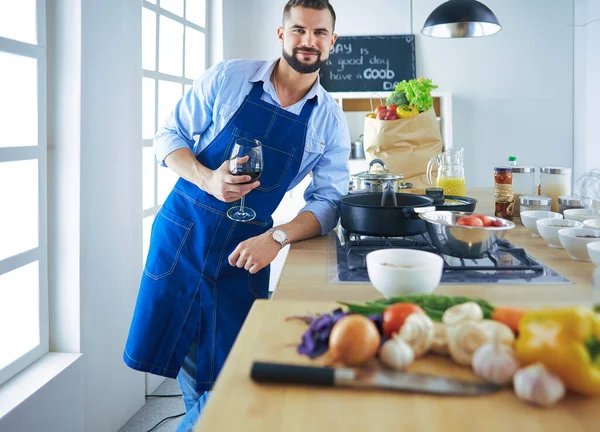 Uomo che prepara cibo delizioso e sano nella cucina di casa — Foto Stock