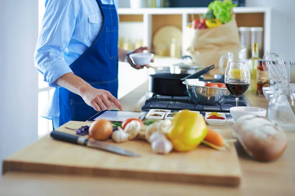 Человек готовит вкусную и здоровую пищу на домашней кухне — стоковое фото