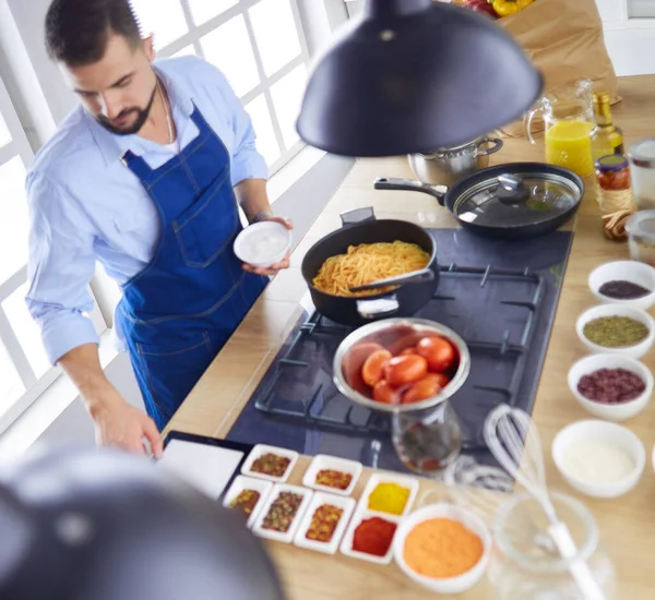 Mann bereitet leckeres und gesundes Essen in der heimischen Küche zu — Stockfoto