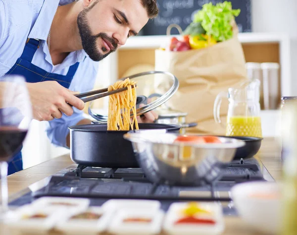 Homem preparando comida deliciosa e saudável na cozinha da casa — Fotografia de Stock