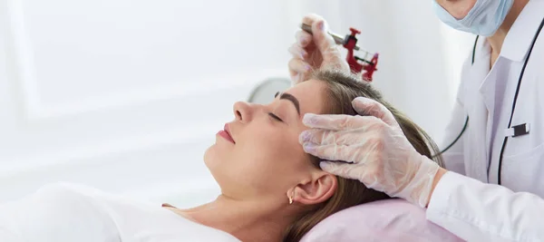 En ung flicka med röda läppar permanent makeup, mikropigmentering — Stockfoto