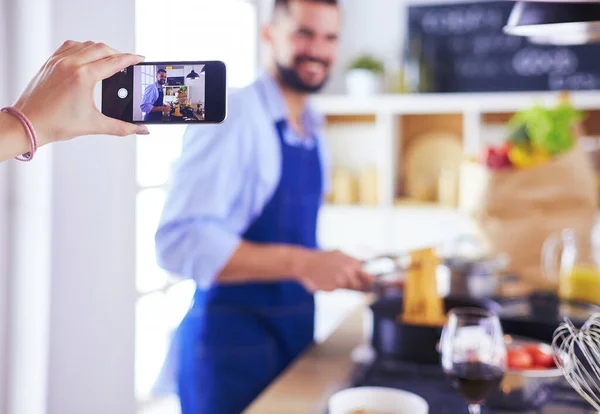 Ritratto di bell'uomo che filma cooking show o blog — Foto Stock