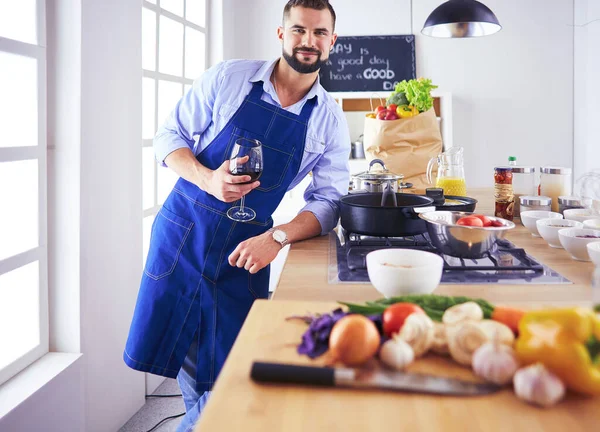 Человек готовит вкусную и здоровую пищу на домашней кухне — стоковое фото