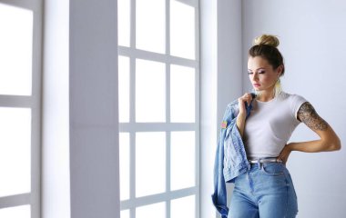 Çalışma odasında duran güzel bir kadın. Güzel kadın..