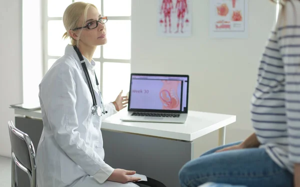 Schöne lächelnde Schwangere mit dem Arzt im Krankenhaus — Stockfoto