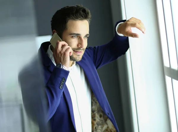 Retrato de jovem designer na frente de laptop e computador enquanto trabalhava . — Fotografia de Stock