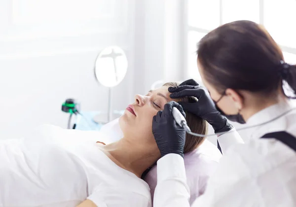 Microblading wenkbrauwen werk stroom in een schoonheidssalon. — Stockfoto