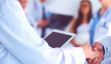 Genç tıp uzmanları hastanede el sıkışıyor.