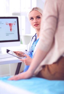 Doktor ve hasta masada otururken bir şey tartışıyorlar. Tıp ve sağlık hizmetleri kavramı. Doktor ve hasta.