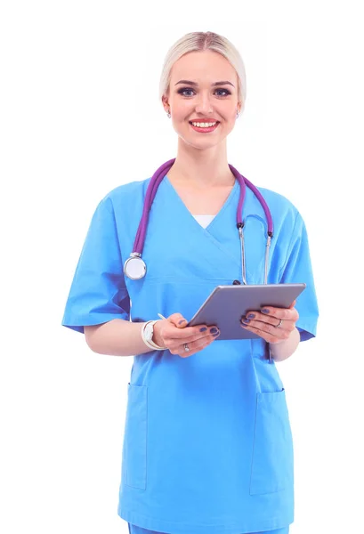 Dijital tablet kullanan ve beyaz arka planda duran bir kadın doktor. Kadın doktorlar. — Stok fotoğraf