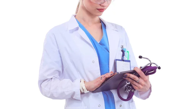 女医生使用数字平板电脑，站在白色背景上。女医生. — 图库照片