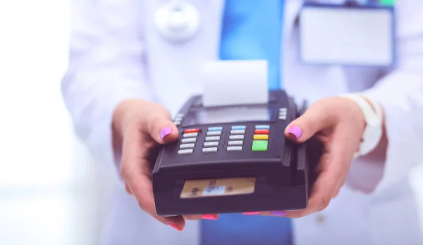 Doktorn håller betalningsterminalen i handen. Betalar för sjukvård. Läkare — Stockfoto