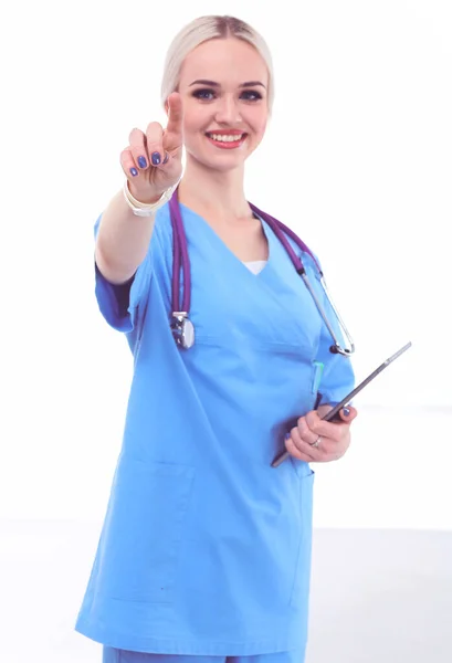 Жінка-лікар використовує цифровий планшет і стоїть на білому тлі. Жінка лікарі . — стокове фото